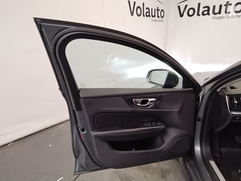 GuidiCar - VOLVO V60 CC (2018--->) 2020 V60 CC (2018-->) - V60 Cross Country B4 (d) AWD Geartronic B Usato